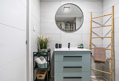 een badkamer met een wastafel en een spiegel bij Apartamento Faro 1 in Roquetas de Mar