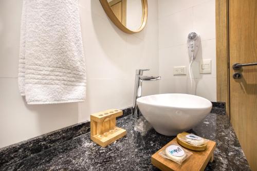 a bathroom with a white bowl sink on a counter at DTO Bellevue en pleno centro in San Carlos de Bariloche