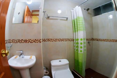 ein Bad mit einem Waschbecken, einem WC und einer Dusche in der Unterkunft Marlon's House Arequipa in Arequipa
