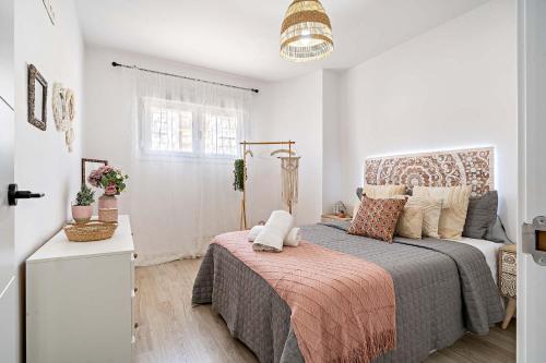 een slaapkamer met een bed en een raam en een bed sidx sidx sidx bij Apartamento Faro 1 in Roquetas de Mar