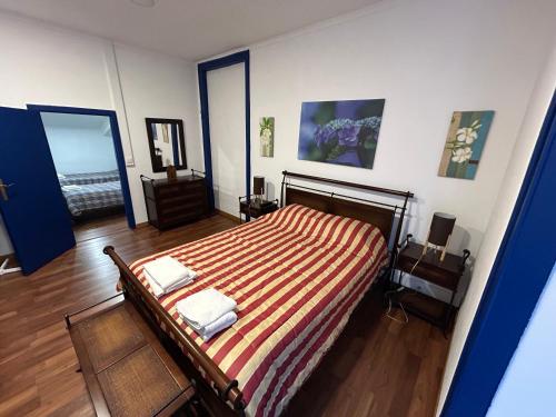 ein Schlafzimmer mit einem Bett mit zwei Handtüchern darauf in der Unterkunft Sabores Alem Tejo 38 in Montargil