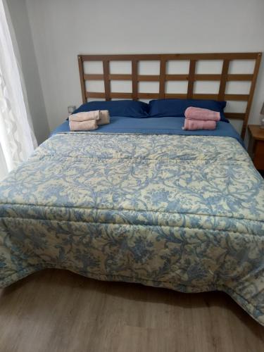 - un lit avec une couverture bleue et des oreillers dans l'établissement Casa turistica Santa Lucia 25, à Regalbuto