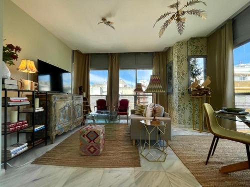 a living room with a couch and a tv at Apartamento Virgen de la Victoria in Seville