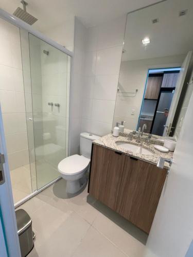 a bathroom with a toilet and a sink and a shower at Studio Luxo Expo SP Itaú in Sao Paulo