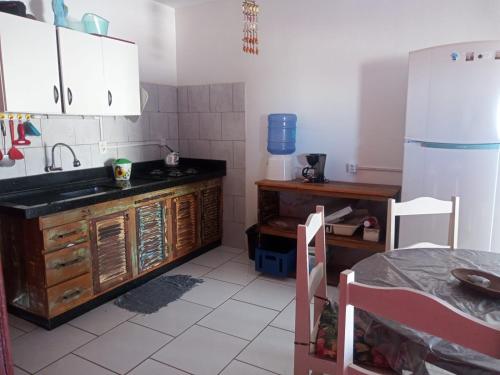 Кухня или мини-кухня в Apartamento a Beira Mar
