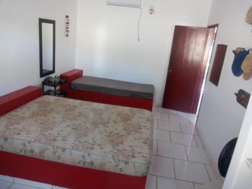 Habitación con 2 camas y puerta en Apartamento a Beira Mar en Jaguaruna