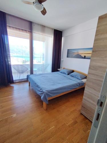 Un pat sau paturi într-o cameră la Apartment Petrovic Mediteran