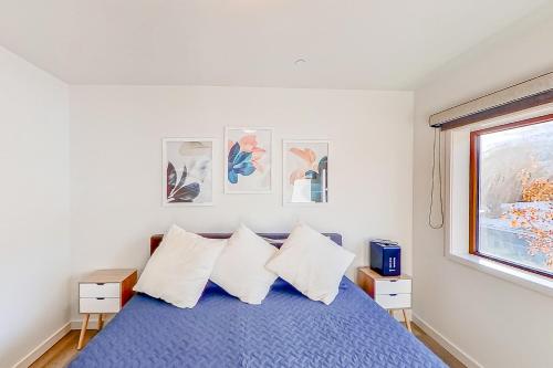 Postel nebo postele na pokoji v ubytování Chelan Resort Suites: Comfort by the Lake #201