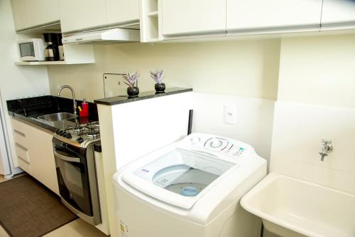a small kitchen with a toilet in the middle at APTO ACONCHEGANTE proximo ao centro in Foz do Iguaçu