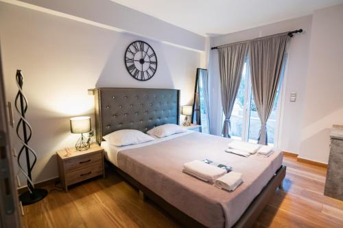 Ένα ή περισσότερα κρεβάτια σε δωμάτιο στο Lux Modern Apt Ανακαινισμένο διαμέρισμα 150m από την πλαζ 'ΈΔΕΜ'