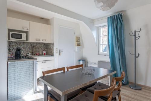 une cuisine et une salle à manger avec une table et des chaises dans l'établissement Week-end à Honfleur, à Honfleur