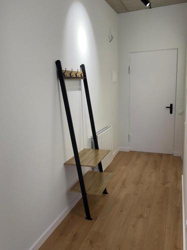 eine Treppe in einem Zimmer mit einer weißen Wand in der Unterkunft Annia Apartament in Tbilisi City