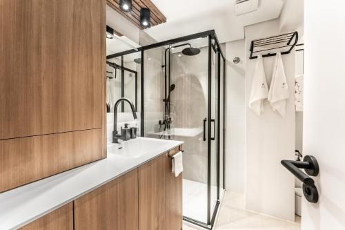 uma casa de banho com um lavatório e um chuveiro em Acogedor Duplex en Ciutadella-Playa Santandria em Cala Santandria
