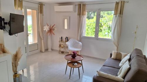 un salon avec un canapé et une table dans l'établissement Casa Mina, à Pietrosella