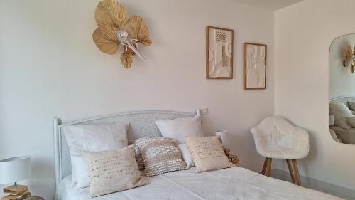 a bedroom with a bed with a clock on the wall at Casa Mina in Pietrosella