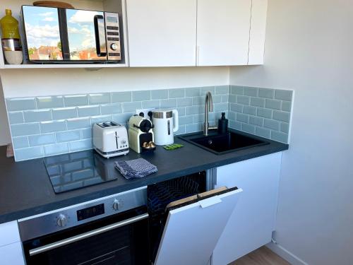 a kitchen with a sink and a counter top at 2 pièces lumineux aux portes de Paris in Clamart