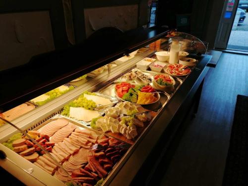 a display case filled with different types of food at Nordfriesisches Haus in Tönning