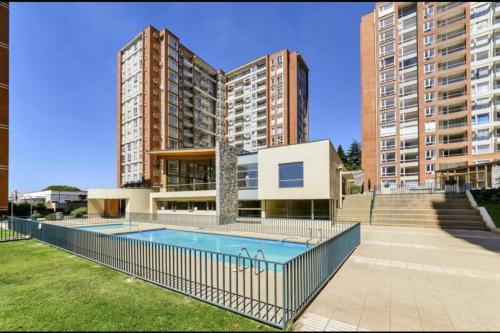 Bazén v ubytování Aparthotel con Piscina Temperada nebo v jeho okolí