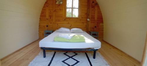 Ce lit se trouve dans un chalet en rondins. dans l'établissement Camping Humawaka, à Comps-sur-Artuby