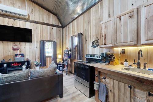 Una cocina o zona de cocina en Fins N Fowl