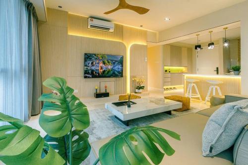 努沙再也Iskandar Residence in Medini City的带沙发和桌子的客厅