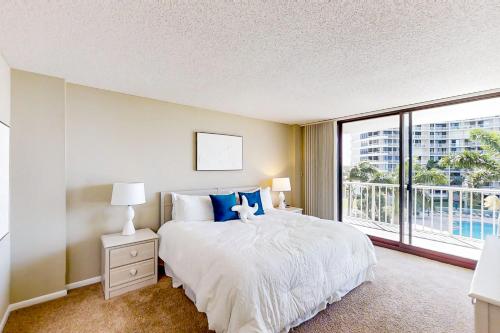 ein Schlafzimmer mit einem großen Bett und einem großen Fenster in der Unterkunft South Seas Serenity in Marco Island