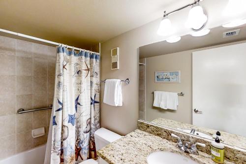 ein Badezimmer mit Waschbecken und Dusche in der Unterkunft South Seas Serenity in Marco Island