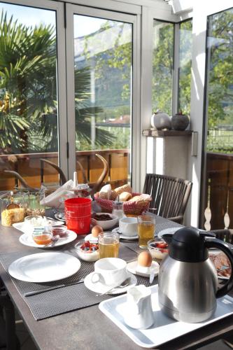 einen Tisch mit Teller mit Lebensmitteln und einen Wasserkocher in der Unterkunft Jägerheim in Vilpian