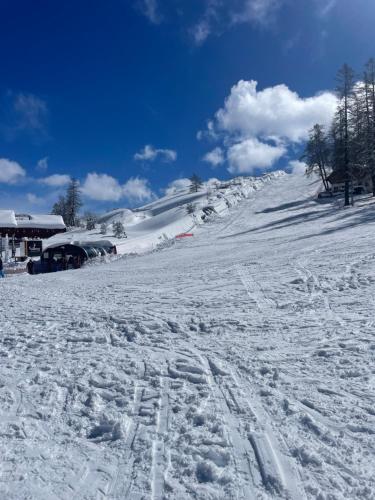 a snowy slope with ski tracks in the snow at 2 pièces, au pied des pistes ds Résidence Gd Hôtel in Valberg