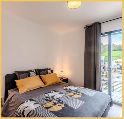 een slaapkamer met een bed en een groot raam bij Chic Vanilla Home, Entre Annecy et Genève in Cruseilles