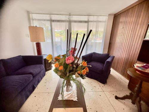 Posezení v ubytování Apartamento Único en Caracas 3 habitaciones, 3 baños, terrazas, hamaca, estacionamiento, smartv, wifi y una decoración brutal estilo Art Déco - Moderno