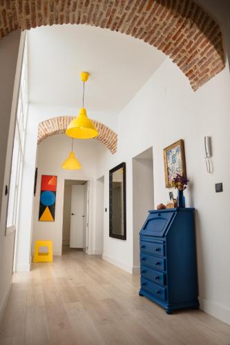 a room with a blue dresser and a ceiling at Casa Miguel - Apartamento 1 in Sanlúcar de Barrameda