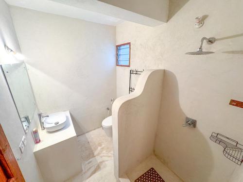 Kaleb's Beachfront Serviced Studio Apartmentsにあるバスルーム