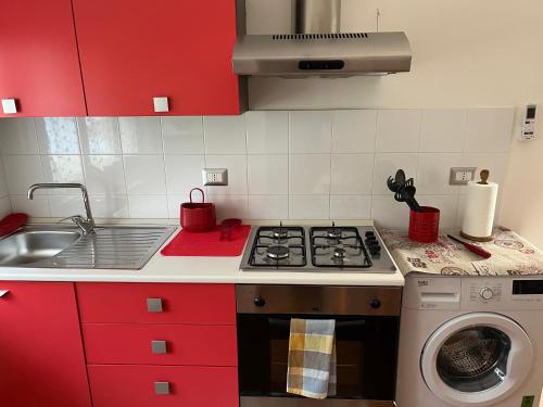 a kitchen with a stove and a washing machine at Rifugio collina del Sacro Cuore in Ascoli Piceno