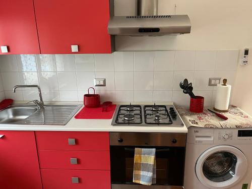 una cocina con estufa y lavadora en Rifugio collina del Sacro Cuore, en Ascoli Piceno