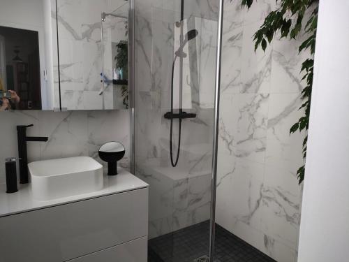 Photo de la galerie de l'établissement Paris 9e, rue des Martyrs, appart calme & lumineux, à Paris