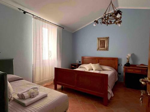 een slaapkamer met 2 bedden en een raam bij La casa delle stelle in Castelvetere sul Calore