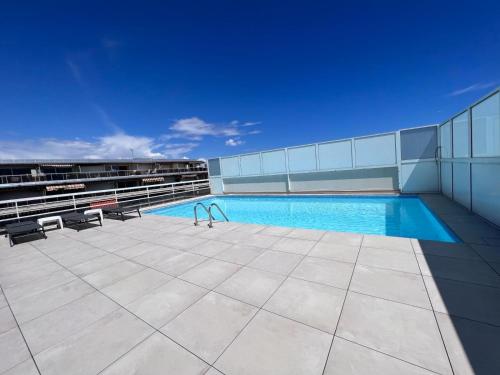 une piscine sur le toit d'un immeuble dans l'établissement Villa D'Este - Apt 4 prs - clim - 300m plage - piscine-parking en option, à Juan-les-Pins