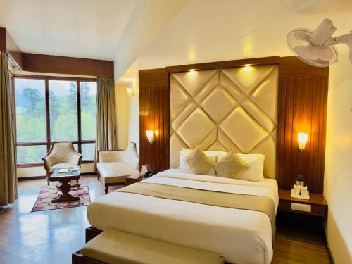 Postel nebo postele na pokoji v ubytování River Grand View Resort and SPA Manali - A River side Property