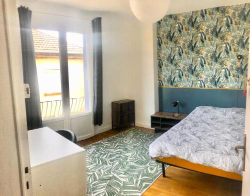 ein Schlafzimmer mit einem Bett und einem großen Wandgemälde in der Unterkunft Chambre à Sigoules dans maison partagée in Sigoulès