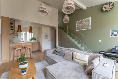 un salon avec un canapé et une table dans l'établissement Appartement du Palais - Welkeys, à Bordeaux