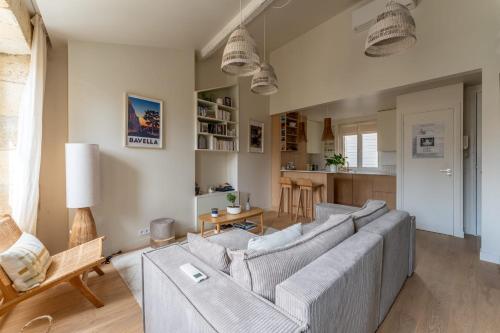 un salon avec un canapé et une table dans l'établissement Appartement du Palais - Welkeys, à Bordeaux