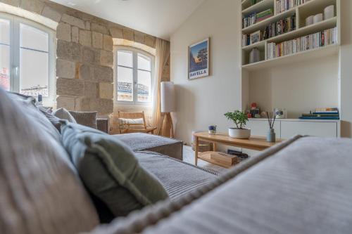 un salon avec un canapé et une table dans l'établissement Appartement du Palais - Welkeys, à Bordeaux