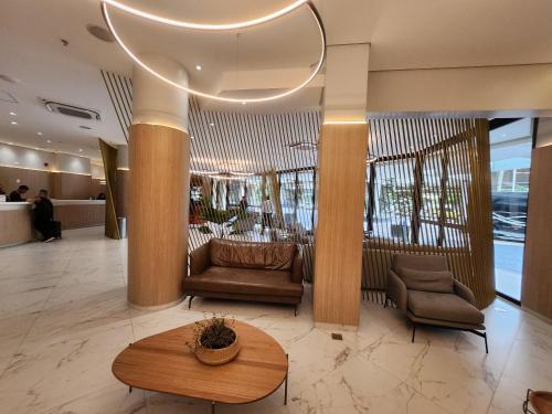 a lobby with a couch and a table and chairs at Airfamily Congonhas in Sao Paulo