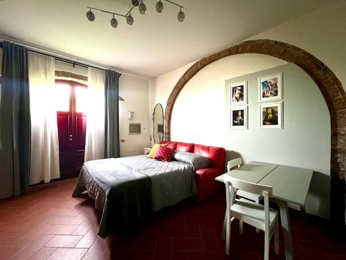 - une chambre avec un lit, une table et un bureau dans l'établissement Casa della Noce, à Vinci