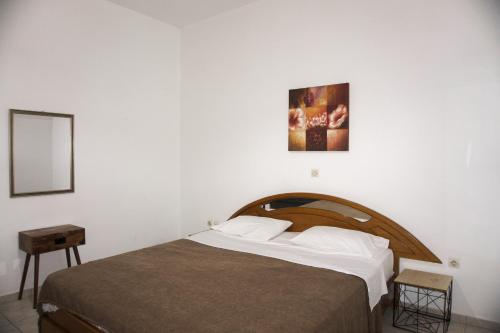 1 dormitorio con 1 cama y una foto en la pared en Sea, en Adelianos Kampos