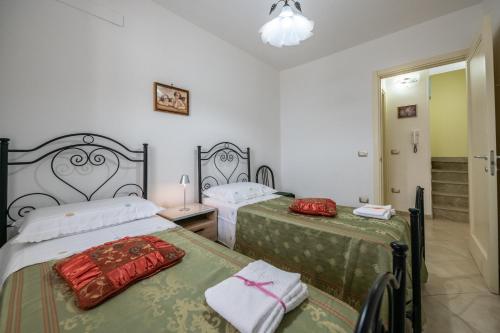 a bedroom with two twin beds and a bathroom at L'alba di Santa Cesarea in Santa Cesarea Terme