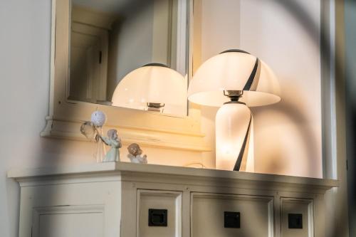 a mirror and a lamp on top of a fireplace at L'alba di Santa Cesarea in Santa Cesarea Terme