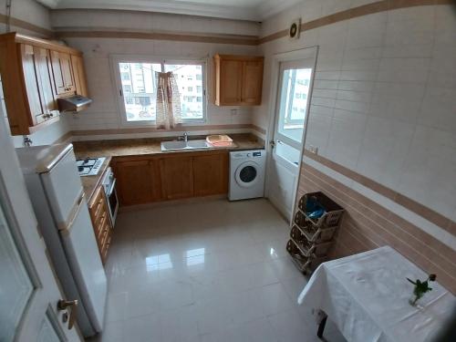 una vista aérea de una cocina con lavadora y secadora en calm inn Centre Urbain Nord, en Ariana
