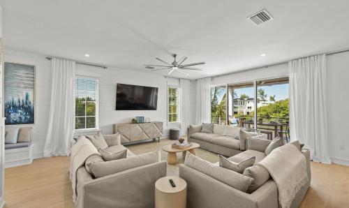 Seating area sa From Dusk 'Til Dune, Gorgeous 5 beds, 5,5 Baths Home on the Canal and steps away from the beach!